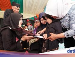Peringati Harjaba, Bupati Ipuk Serahkan Kaki Palsu hingga Al-Qur’an Braille