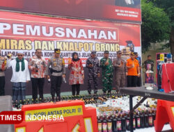 Polresta Banyuwangi Musnahkan Ribuan Botol Miras dan Knalpot Brong – TIMES Banyuwangi