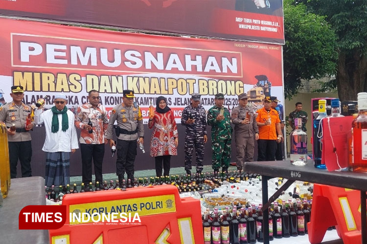 polresta-banyuwangi-musnahkan-ribuan-botol-miras-dan-knalpot-brong-–-times-banyuwangi
