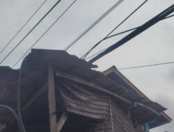 Kabel Semrawut, Atap Bengkel Warga Dijadikan Tumpuan