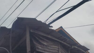 kabel-semrawut,-atap-bengkel-warga-dijadikan-tumpuan