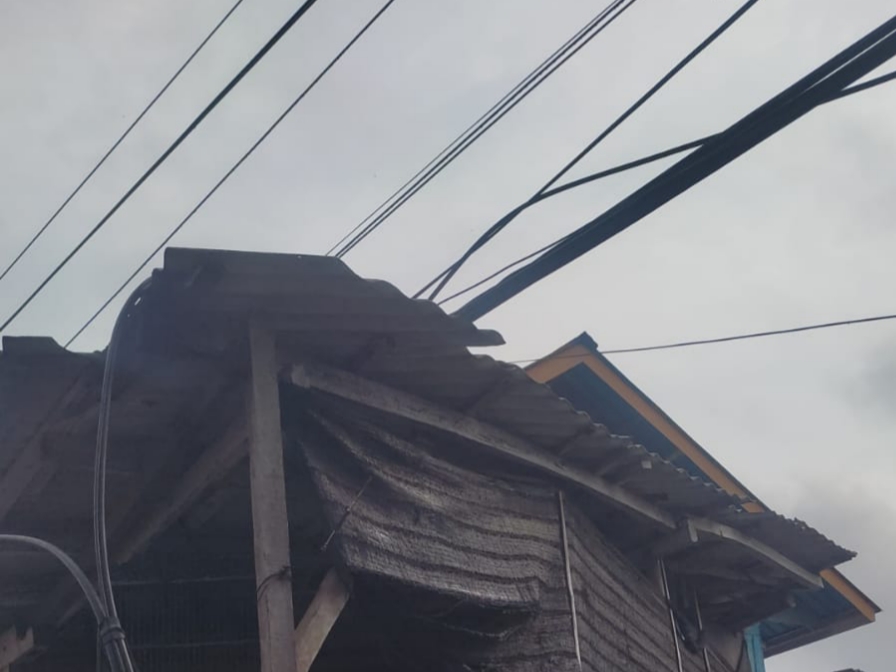 kabel-semrawut,-atap-bengkel-warga-dijadikan-tumpuan