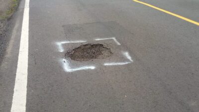 jalan-berlubang-di-wongsorejo-mulai-ditambal,-warga-harap-perbaikan-merata