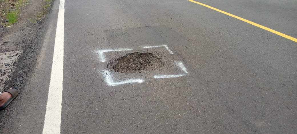 jalan-berlubang-di-wongsorejo-mulai-ditambal,-warga-harap-perbaikan-merata