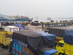Arus Libur Nataru Padati Pelabuhan Ketapang, Truk Logistik Kejar Penyeberangan Sebelum Pembatasan