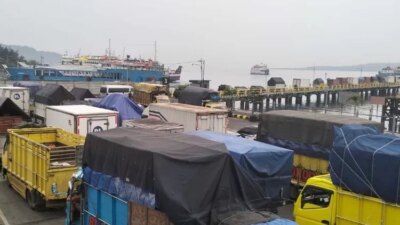 arus-libur-nataru-padati-pelabuhan-ketapang,-truk-logistik-kejar-penyeberangan-sebelum-pembatasan