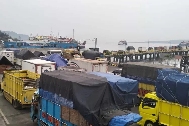 arus-libur-nataru-padati-pelabuhan-ketapang,-truk-logistik-kejar-penyeberangan-sebelum-pembatasan