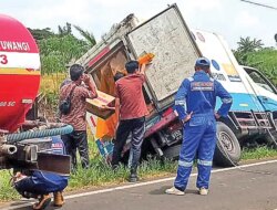 Truk Pengangkut Susu Terperosok ke Parit di Tegalsari Banyuwangi, Damkarmat Turun Tangan