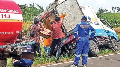 truk-pengangkut-susu-terperosok-ke-parit-di-tegalsari-banyuwangi,-damkarmat-turun-tangan
