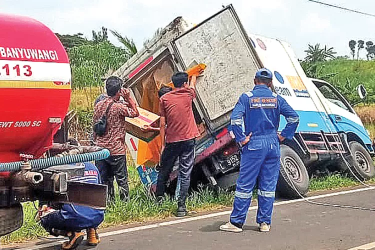 truk-pengangkut-susu-terperosok-ke-parit-di-tegalsari-banyuwangi,-damkarmat-turun-tangan