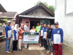 Tak Tersentuh Bansos, Warga Krajan Akhirnya Terima Sembako dari Kades dan BPD Wongsorejo