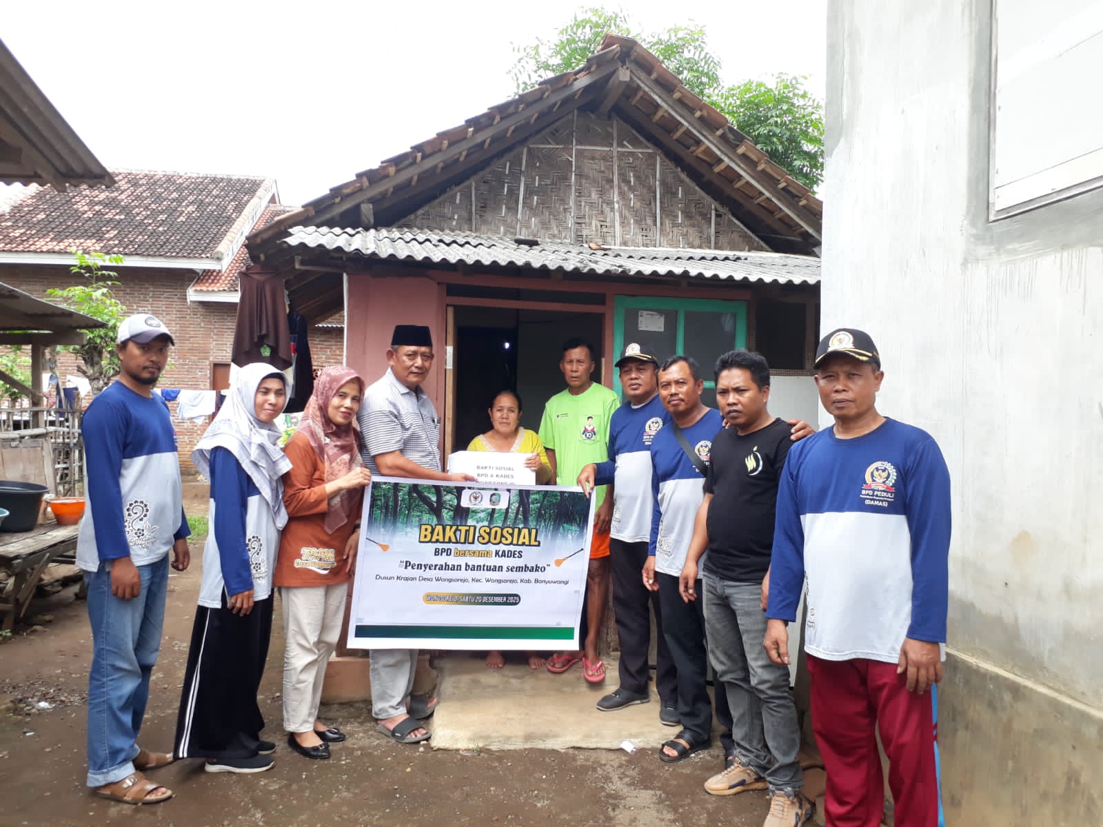 tak-tersentuh-bansos,-warga-krajan-akhirnya-terima-sembako-dari-kades-dan-bpd-wongsorejo