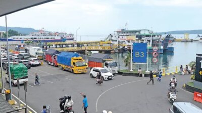 ketapang-gilimanuk-masih-‘ayem’,-arus-kendaraan-turun-hampir-separuh:-prediksi-lonjakan-nataru-pecah-24-desember