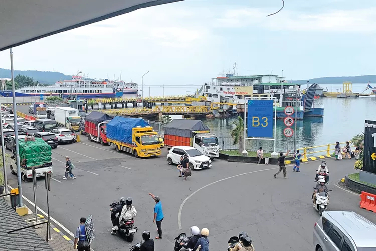 ketapang-gilimanuk-masih-‘ayem’,-arus-kendaraan-turun-hampir-separuh:-prediksi-lonjakan-nataru-pecah-24-desember