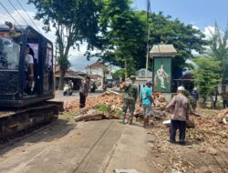 Kabel WiFi Semrawut Bikin Gerah, Kades Bajulmati Turun Tangan: Dipotong Saat Bongkar Tugu