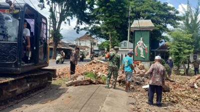kabel-wifi-semrawut-bikin-gerah,-kades-bajulmati-turun-tangan:-dipotong-saat-bongkar-tugu