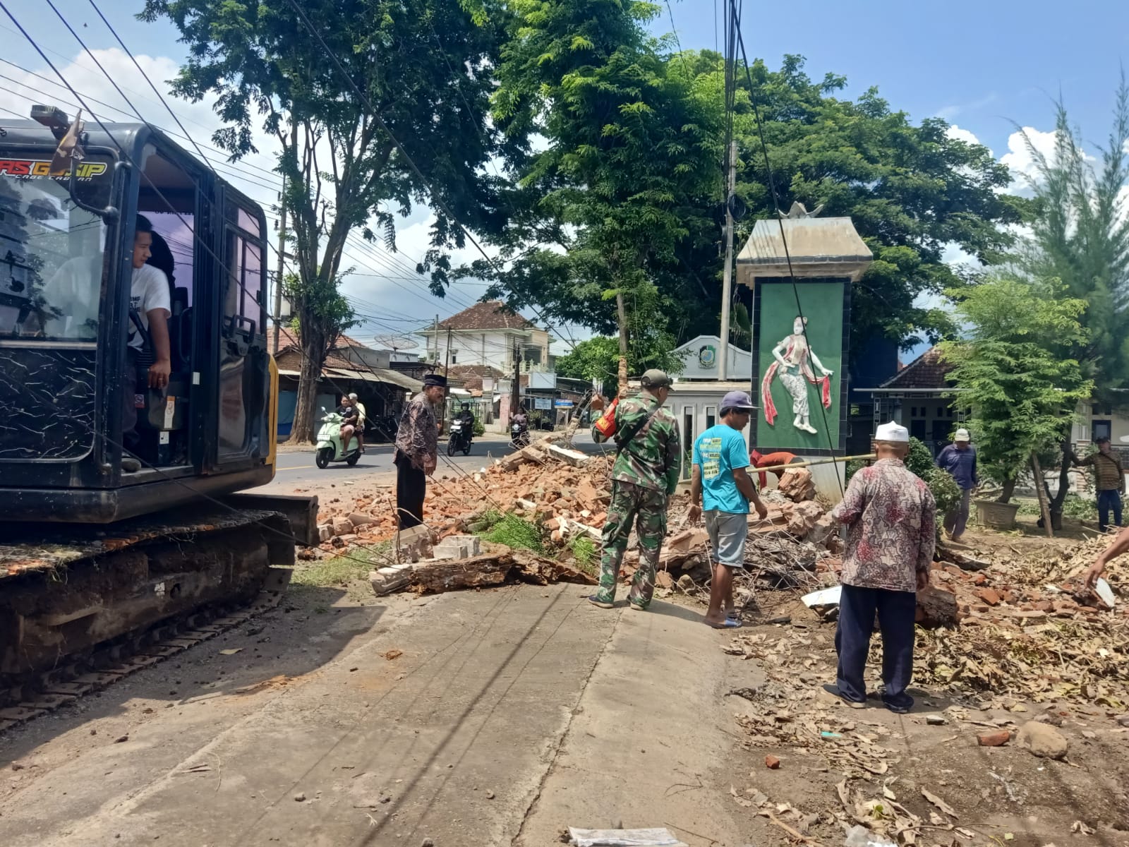 kabel-wifi-semrawut-bikin-gerah,-kades-bajulmati-turun-tangan:-dipotong-saat-bongkar-tugu
