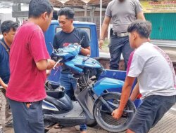 Petaka Kantuk di Depan Rumah Sakit Genteng: Mobil Calya Oleng, Dua Pemotor Terpelanting Hingga Luka Serius