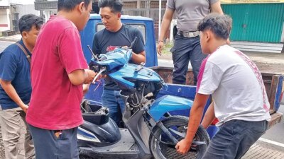petaka-kantuk-di-depan-rumah-sakit-genteng:-mobil-calya-oleng,-dua-pemotor-terpelanting-hingga-luka-serius