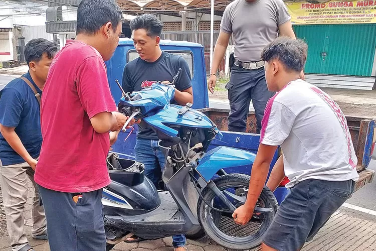 petaka-kantuk-di-depan-rumah-sakit-genteng:-mobil-calya-oleng,-dua-pemotor-terpelanting-hingga-luka-serius