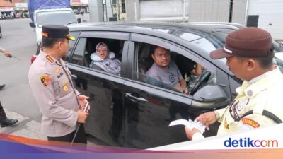 identitas-tak-sesuai,-9-kendaraan-diputar-balik-di-pelabuhan-ketapang