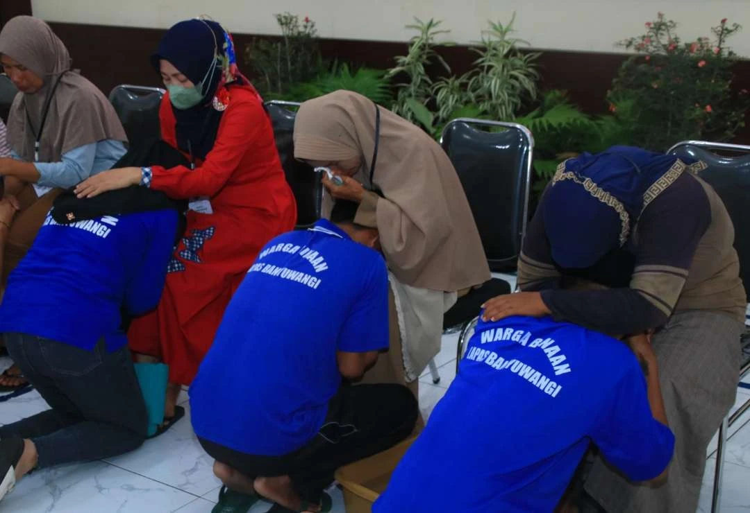 momen-hari-ibu,-lapas-banyuwangi-fasilitasi-warga-binaan-sungkem-kepada-ibunya