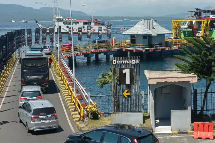 selat-bali-berpotensi-gelombang-tinggi,-asdp-imbau-penumpang-waspadai-cuaca-buruk