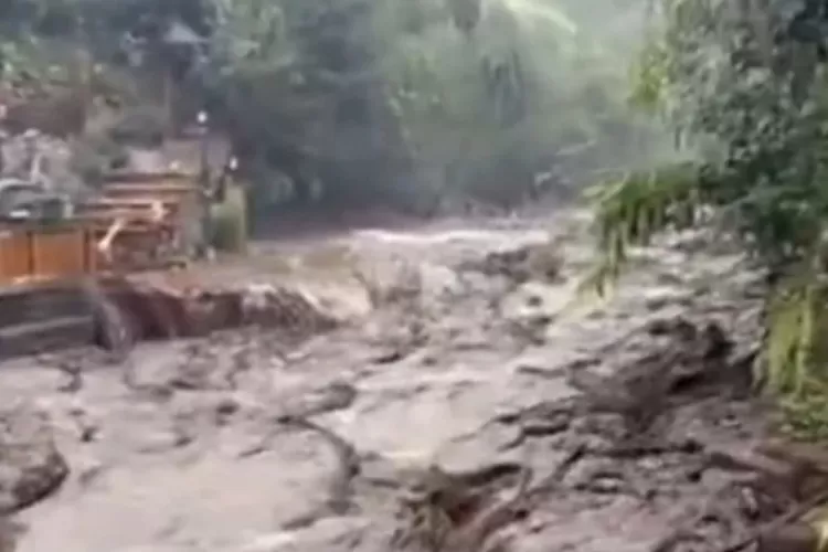 banjir-bandang-landa-guci-tegal,-kolam-air-panas-pancuran-13-hilang