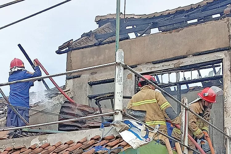 rumah-warga-karangasem-banyuwangi-terbakar,-satu-orang-luka,-kerugian-ditaksir-mencapai-rp-50-juta