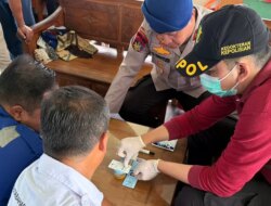 Jelang Nataru, Polresta Banyuwangi Tes Urine Awak Kapal dan Sopir di Pelabuhan Ketapang
