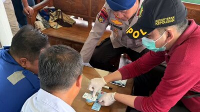 jelang-nataru,-polresta-banyuwangi-tes-urine-awak-kapal-dan-sopir-di-pelabuhan-ketapang