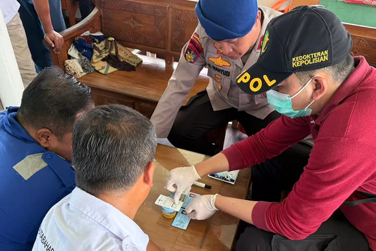 jelang-nataru,-polresta-banyuwangi-tes-urine-awak-kapal-dan-sopir-di-pelabuhan-ketapang