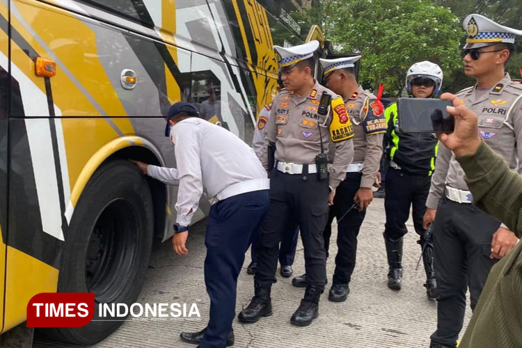operasi-lilin-lodaya-2025,-polres-majalengka-gelar-ramp-check-bus-di-tol-cipali-–-times-banyuwangi