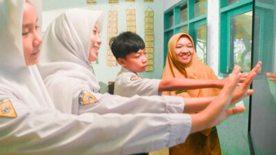 smpn-4-donorojo-pacitan-akhirnya-rasakan-panel-interaktif-digital-berkat-prabowo-–-times-banyuwangi