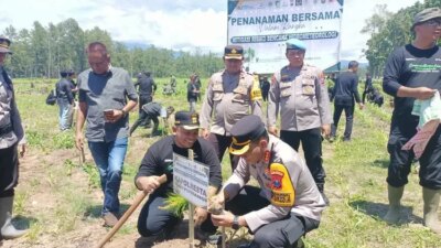 polresta-banyuwangi-tanam-pohon-untuk-mitigasi-bencana-hidrometeorologi