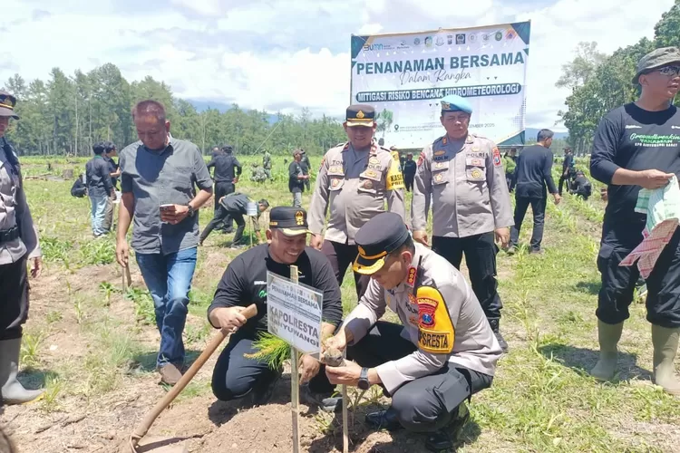 polresta-banyuwangi-tanam-pohon-untuk-mitigasi-bencana-hidrometeorologi