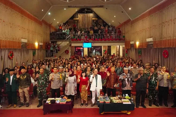 natal-damai-di-banyuwangi,-bupati-ipuk-hadiri-perayaan-natal-bersama-jemaat-gbi-filadelfia-rogojampi