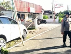 Diduga Mengantuk, Toyota Kijang Innova Tabrak Tiang LPJU di Gambiran Banyuwangi