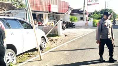 diduga-mengantuk,-toyota-kijang-innova-tabrak-tiang-lpju-di-gambiran-banyuwangi