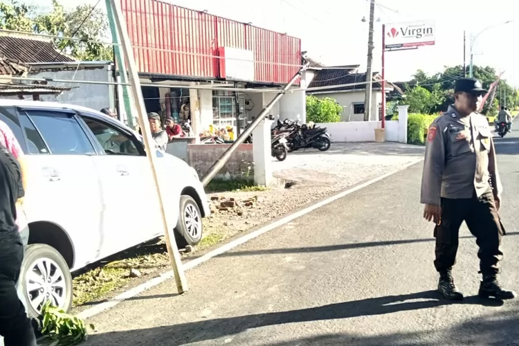 diduga-mengantuk,-toyota-kijang-innova-tabrak-tiang-lpju-di-gambiran-banyuwangi