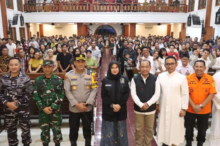 pastikan-natal-damai,-bupati-ipuk-dan-forkopimda-banyuwangi-keliling-gereja,-tegaskan-pesan-toleransi