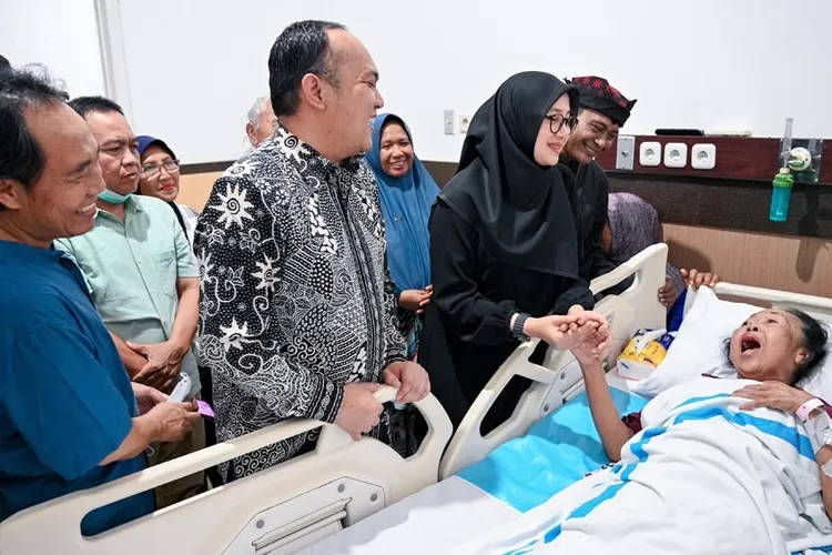 maestro-gandrung-temuk-misti-alami-patah-panggul-usai-terjatuh-di-panggung-harjaba,-sempat-terlantar-enam-jam-di-teras-rumah