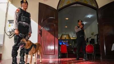misa-natal-di-banyuwangi-berlangsung-aman,-polisi-sterilisasi-gereja-dengan-k-9-dan-metal-detector