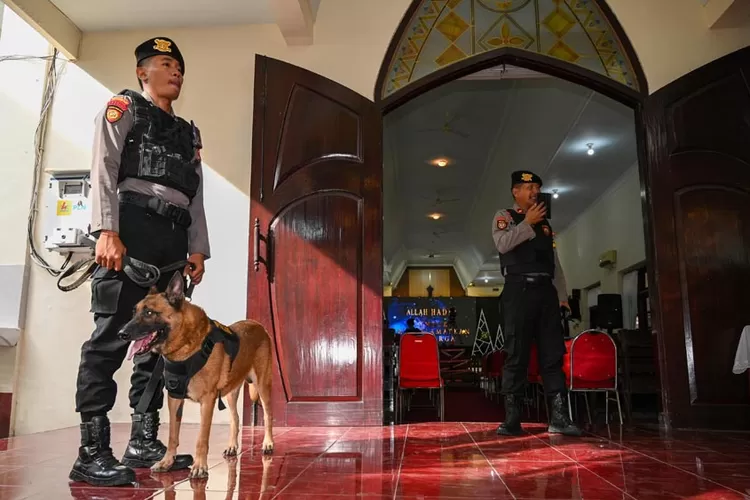 misa-natal-di-banyuwangi-berlangsung-aman,-polisi-sterilisasi-gereja-dengan-k-9-dan-metal-detector