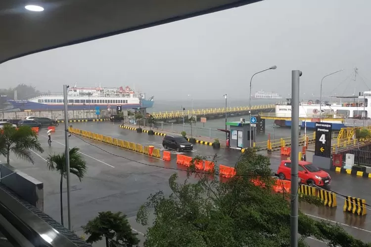 cuaca-ekstrem-mengintai-banyuwangi-hingga-akhir-tahun,-bmkg-peringatkan-potensi-bencana-hidrometeorologi