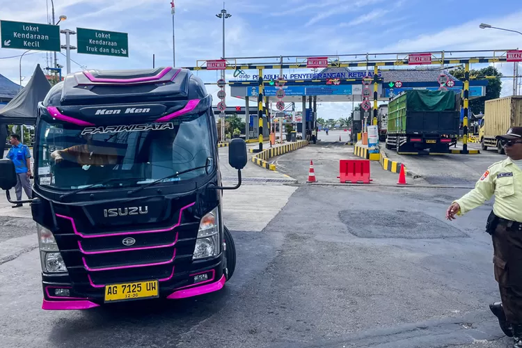 h-1-natal,-arus-wisatawan-ke-bali-masih-landai,-cuaca-selat-bali-diduga-pengaruhi-minat-penyeberangan