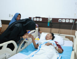 Dijenguk Bupati Banyuwangi, Mbok Temu Lantunkan Tembang Legendaris “Layar Kumendung” – TIMES Banyuwangi