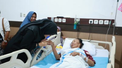 dijenguk-bupati-banyuwangi,-mbok-temu-lantunkan-tembang-legendaris-“layar-kumendung”-–-times-banyuwangi