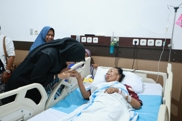 dijenguk-bupati-banyuwangi,-mbok-temu-lantunkan-tembang-legendaris-“layar-kumendung”-–-times-banyuwangi