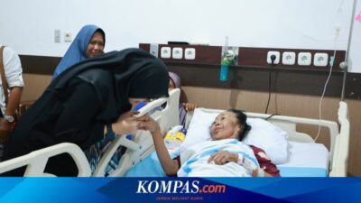 kala-bupati-banyuwangi-sungkem-ke-maestro-gandrung-yang-terbaring-sakit